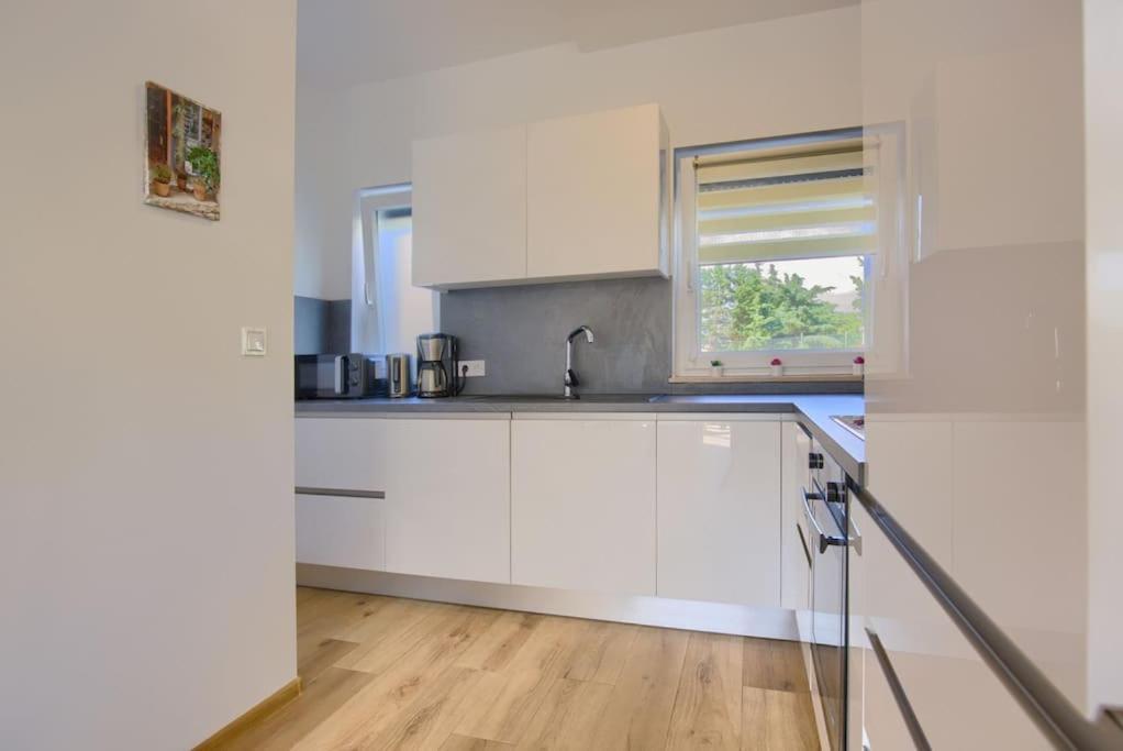 Apartment Sunrise Fuer 6 Personen In Pula-Stinjan 외부 사진