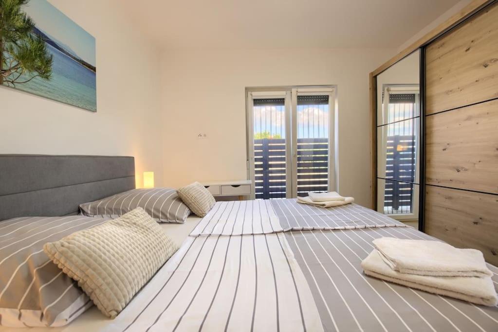Apartment Sunrise Fuer 6 Personen In Pula-Stinjan 외부 사진